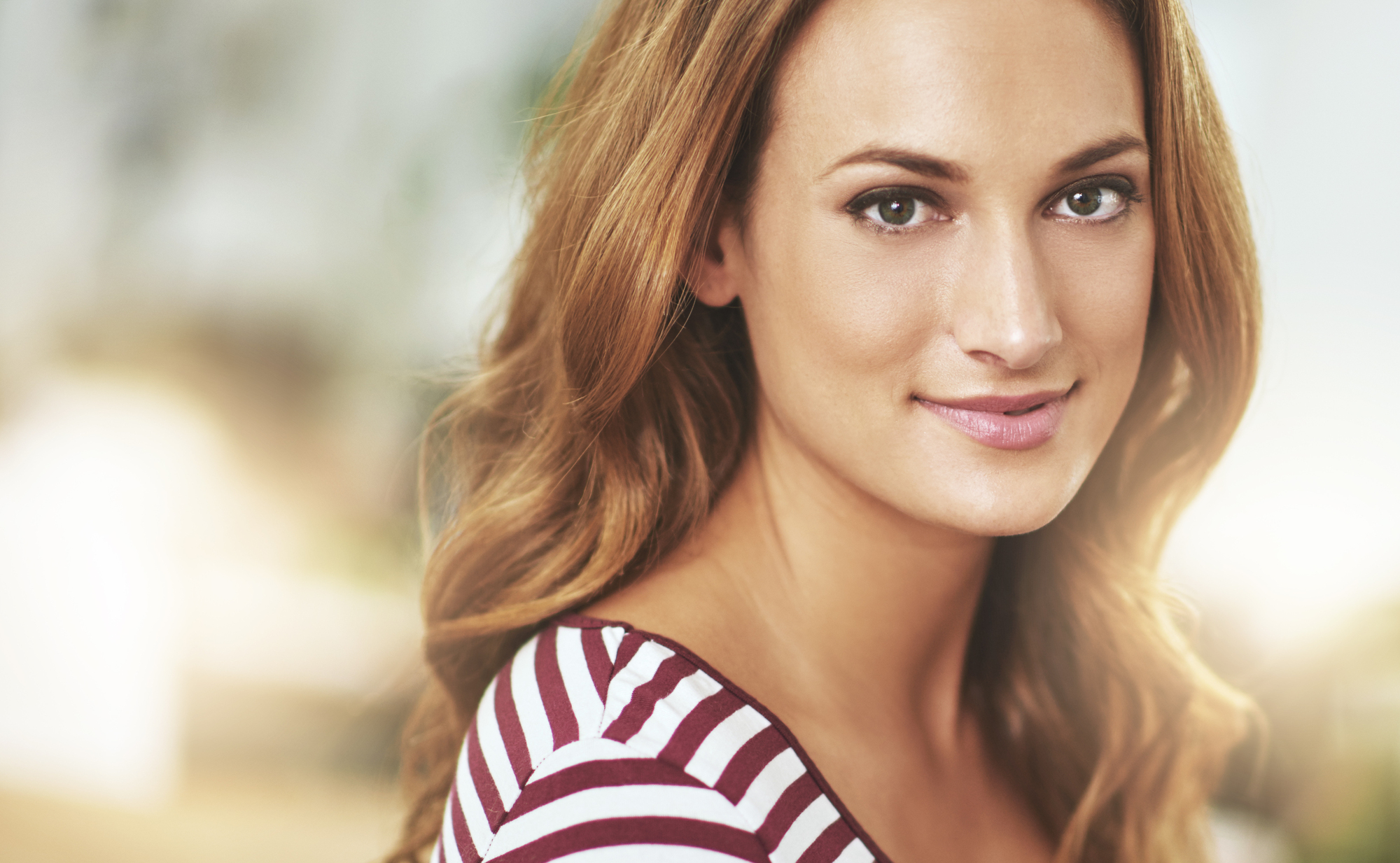 Femme avec les cheveux roux