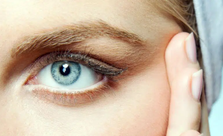 Beauté : Pourquoi la nouvelle tendance des sourcils décolorés est en fait très dangereuse pour la santé !