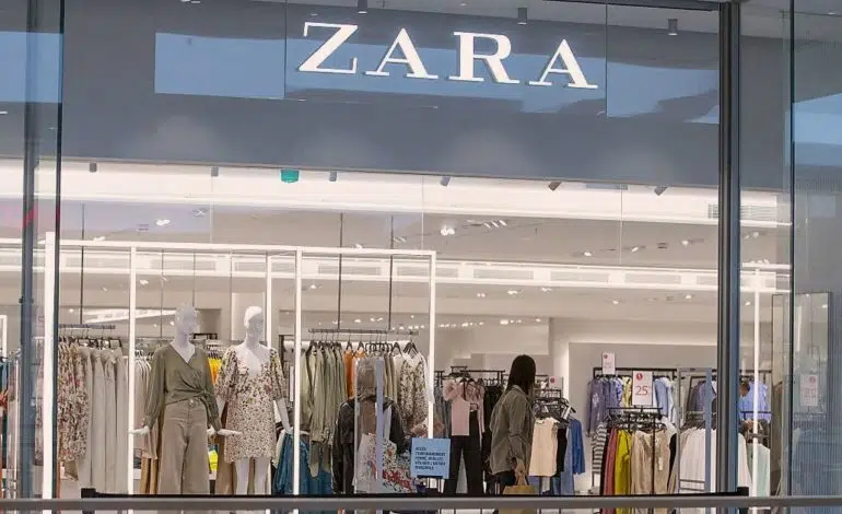 Zara : Les femmes sont toutes complétement dingues de cette superbe robe noir en maille !