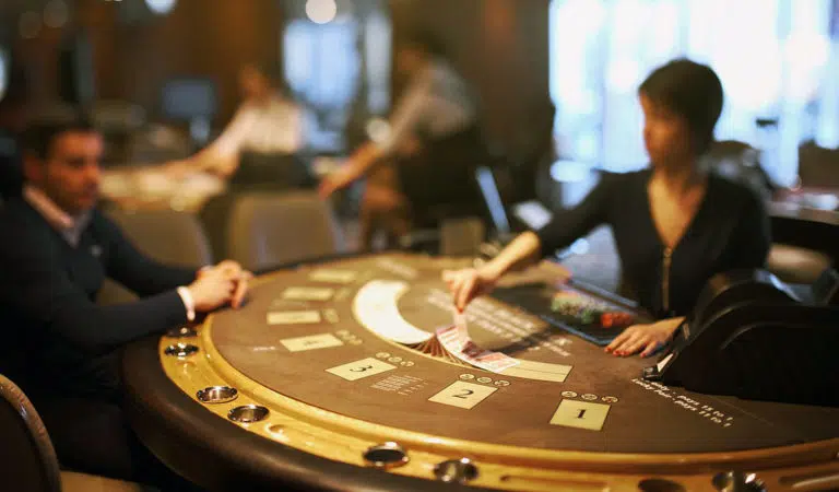 Fiche Métier : Comment devenir une croupière professionnelle de casino