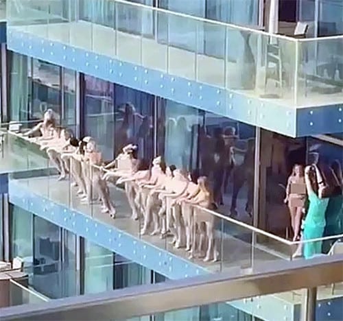 Femmes qui posent nues sur un balcon à Dubaï