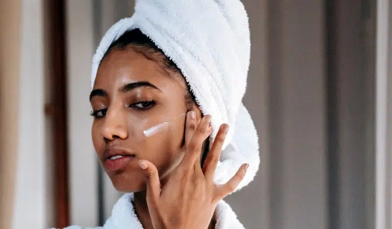 Beauté : Les 3 questions que toutes les femmes se posent pour prendre soin de leur peau cet été !