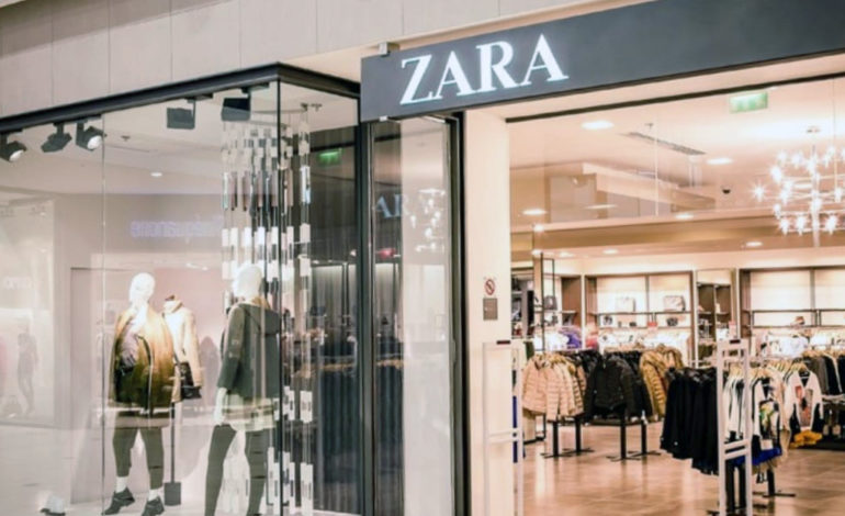 Zara : cette belle robe noire pour les petites poitrines à moins de 30 euros fait un carton !