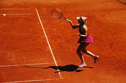 Femme qui joue au tennis