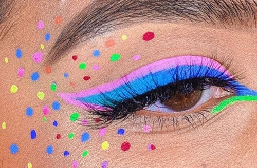 L’eye-liner coloré parmi les tendances beauté de l’année