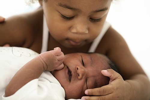 bébé et sa sœur enfant