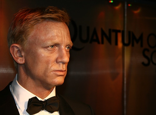 Même chez Madame Tussauds, la statue de James Bond garde son costume 
