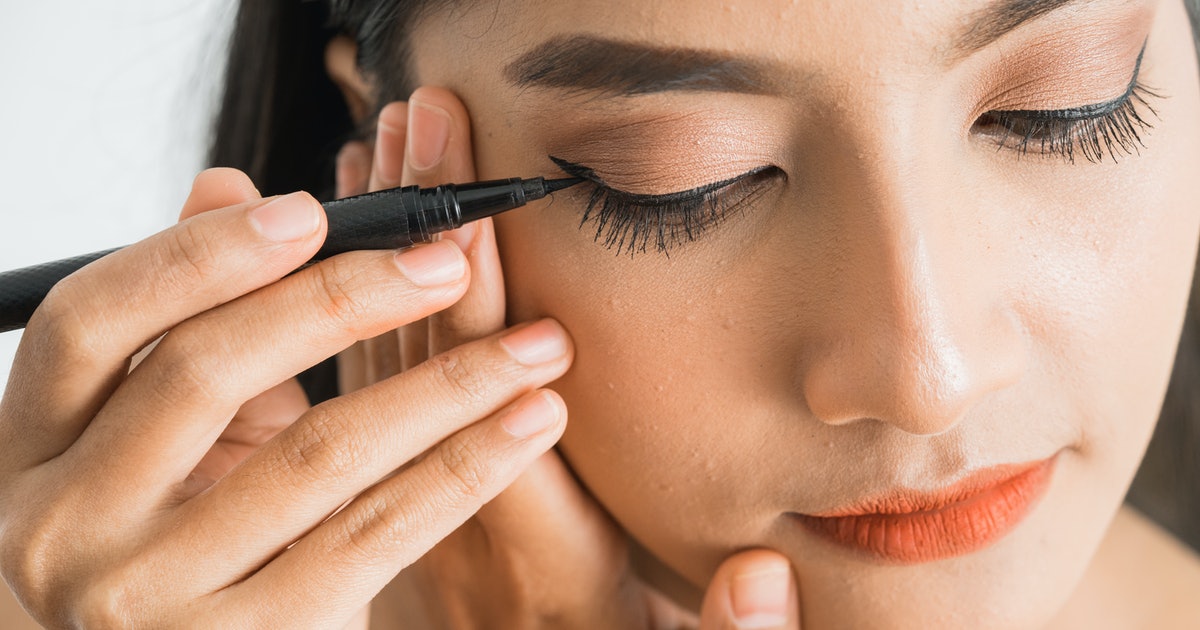 Maquillage : L’eye liner coloré est la nouvelle tendance de ce printemps 2022 que vous devez suivre absolument !