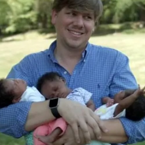 Cette femme donne naissance à 3 bébés noirs, le papa regarde de plus près et éclate en sanglots !