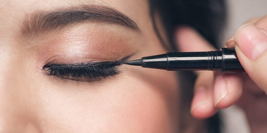 Apply eyeliner well to get a successful makeup