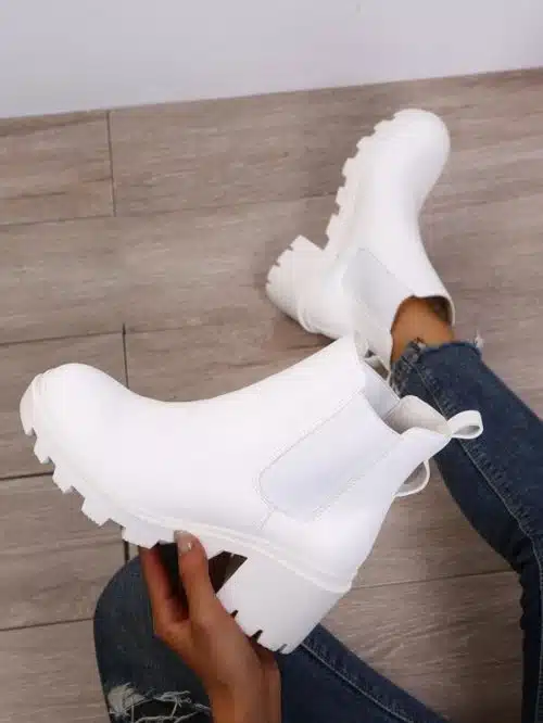 Des chaussures blanches parmi les bottines Shein de la saison