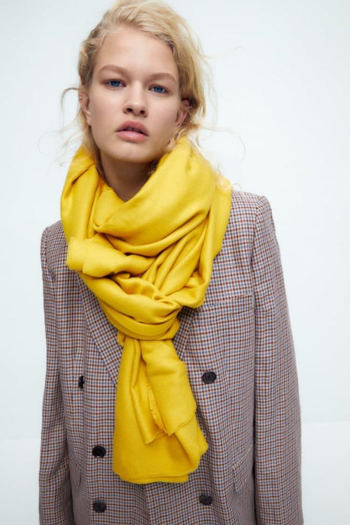Une écharpe colorée de chez Zara