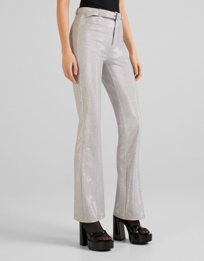 Un pantalon scintillant parmi les nouveautés Bershka