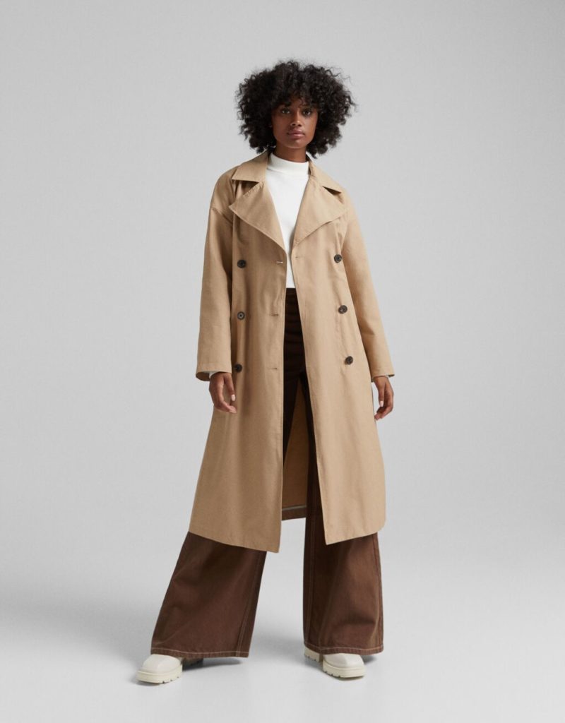 Une veste Bershka parmi les trench ultra stylés de la saison