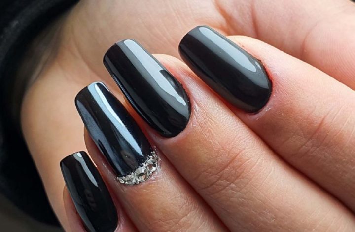 Astuce beauté : le vernis noir dans la tendance 2021 !