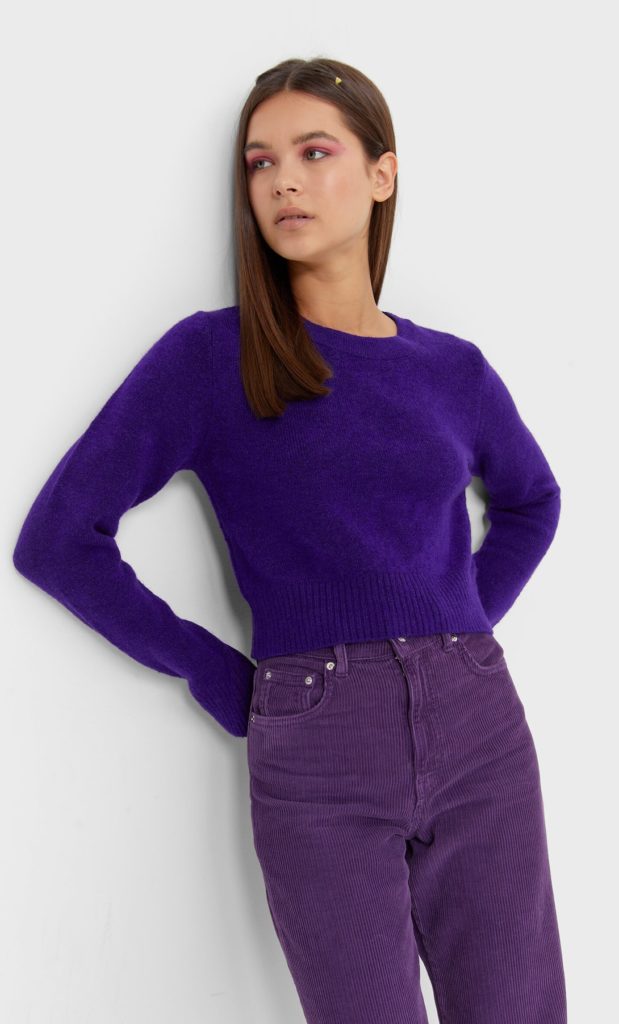 Un pull violet pour être tendance en 2022