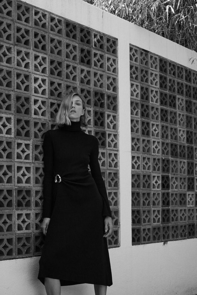 Une robe Zara parmi les robes noires de l'hiver 2022