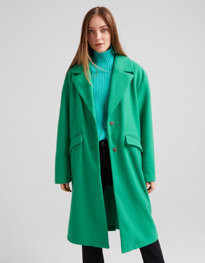 Un manteau coloré parmi les nouveautés Bershka