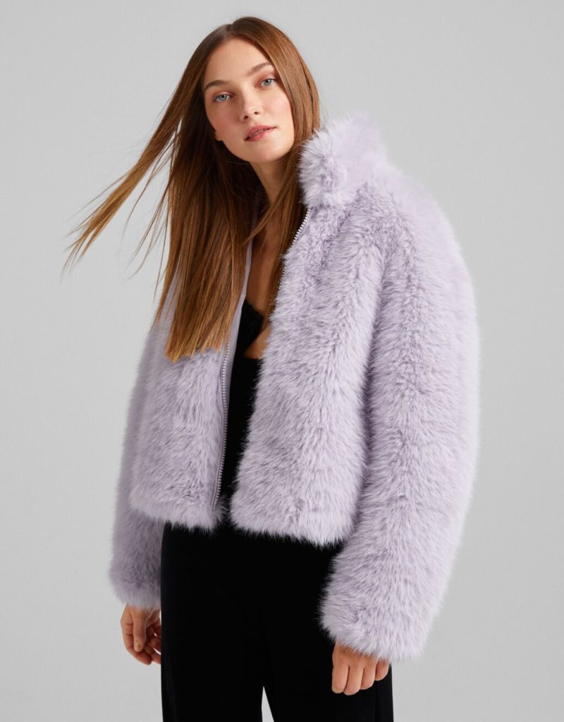 Un manteau violet pour être tendance en 2022