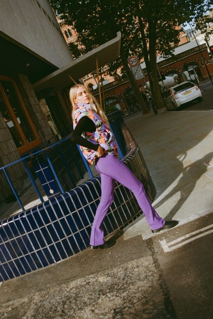 Un pantalon violet pour être tendance en 2022