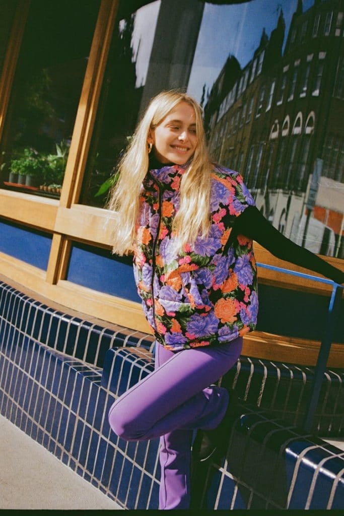 Un pantalon violet parmi les tendances 2022