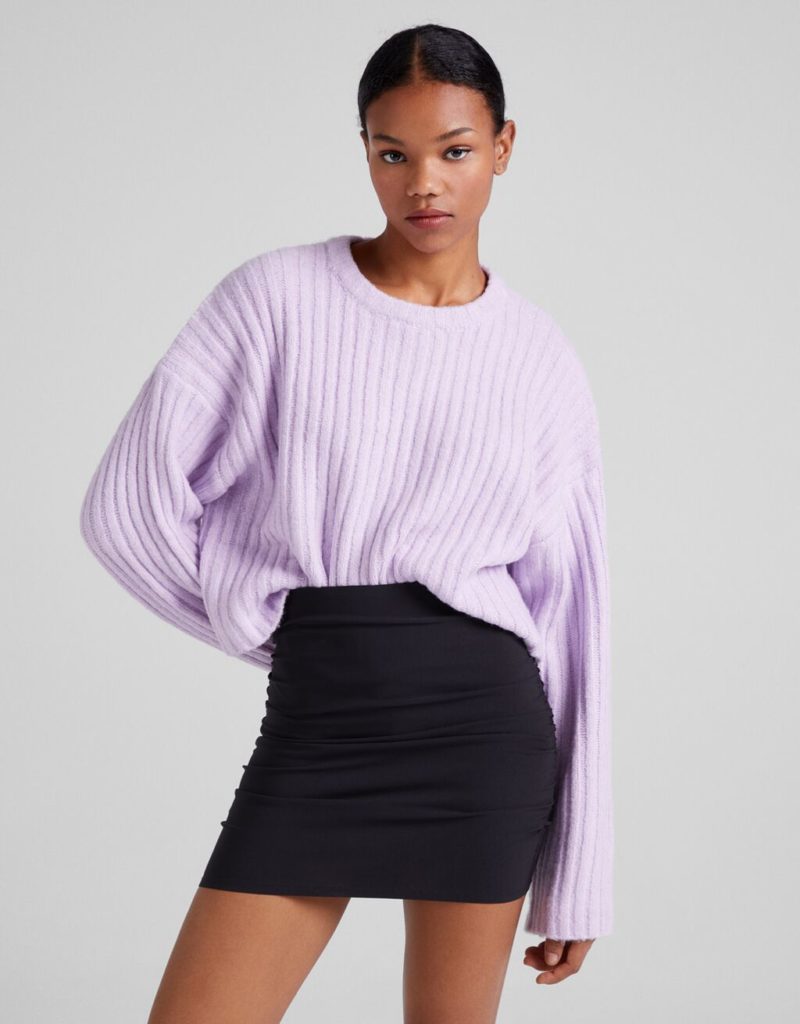 Un pull violet parmi les nouveautés Bershka