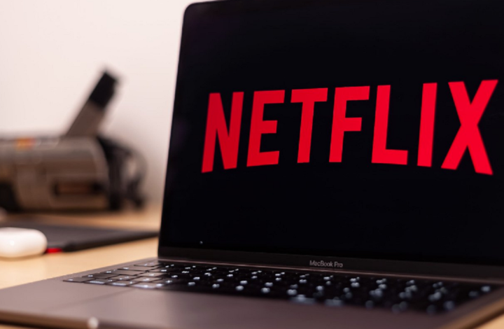 Netflix : Ces 6 séries les plus drôles à regarder pour les fêtes !