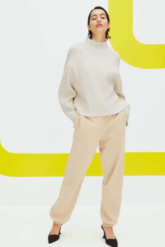 Un pull beige parmi les nouveautés H&M