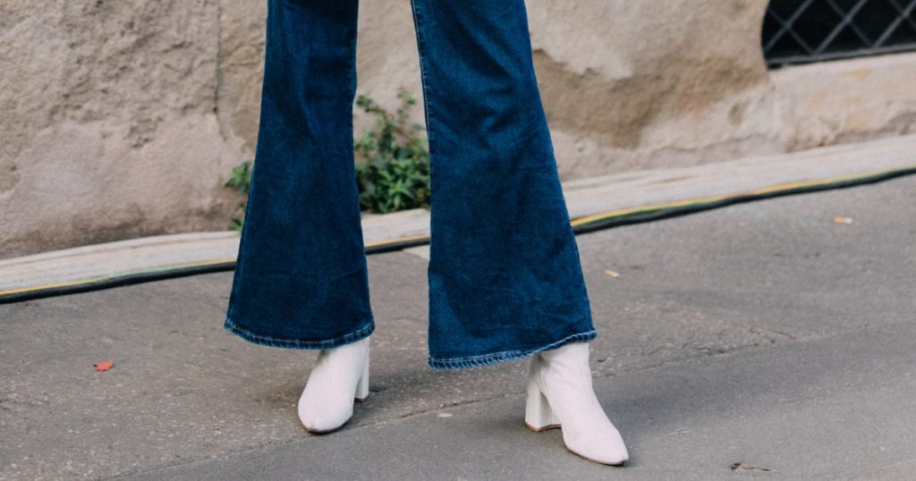 Le jean flare parmi les grandes tendances mode de la saison