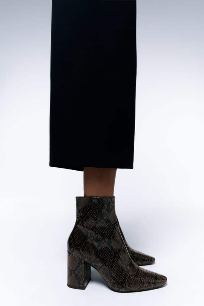 Des bottes python Zara pour adopter la tendance chaussures 2022