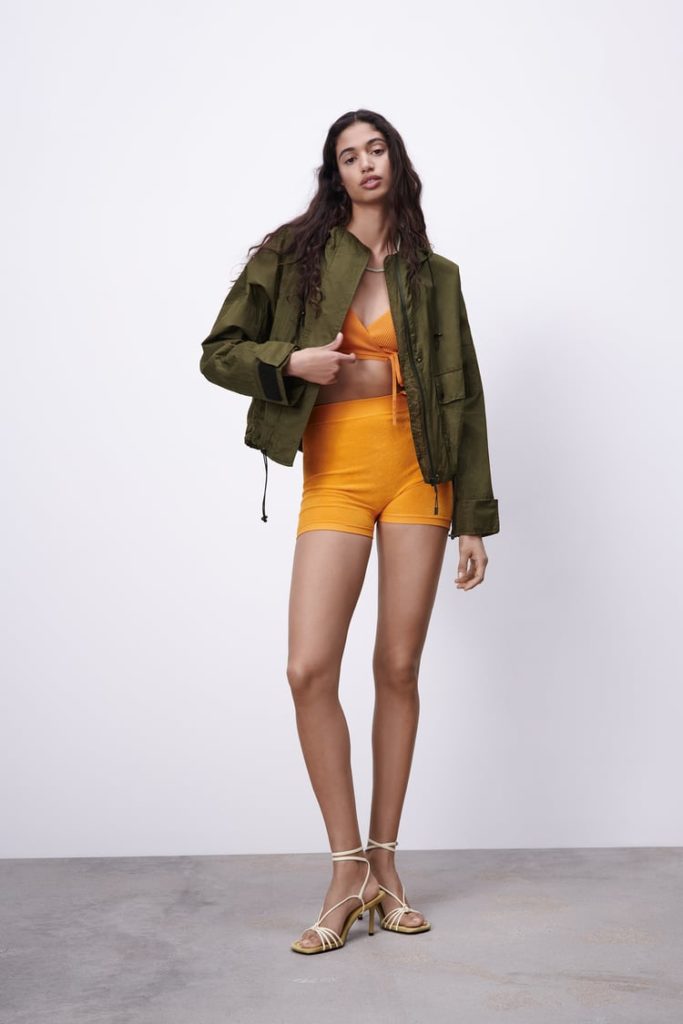 Un ciré Zara kaki parmi les tendances mode 2022