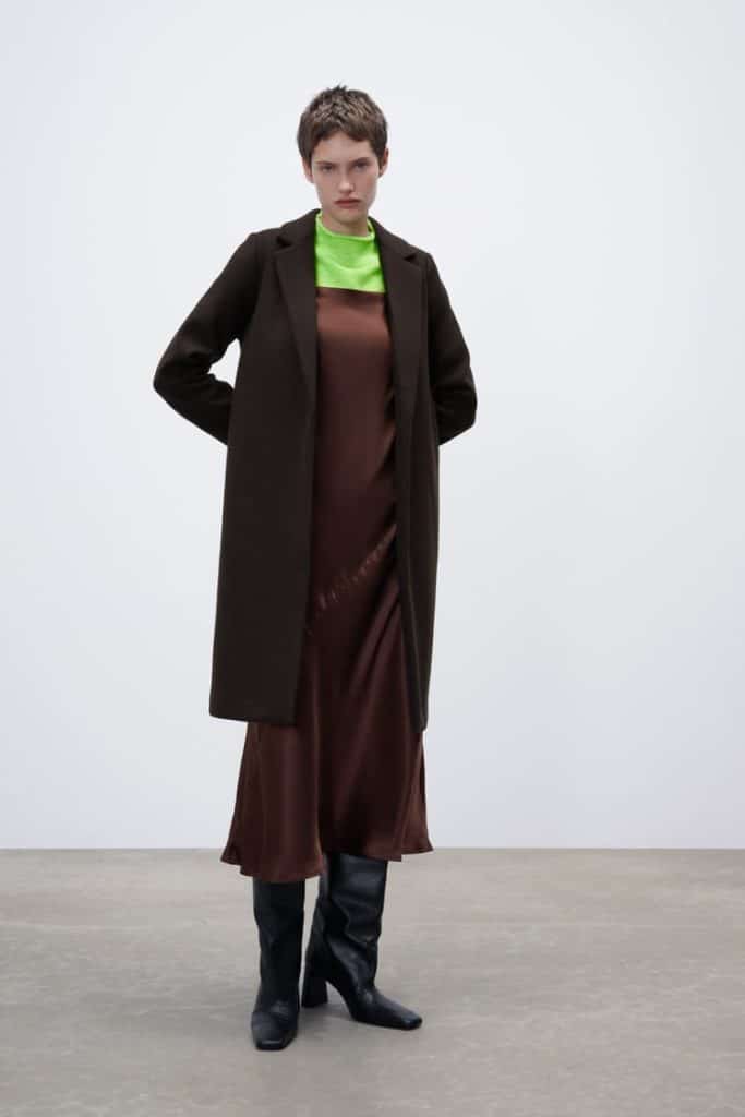 Un manteau Zara marron pour shopper la tendance hiver 2022