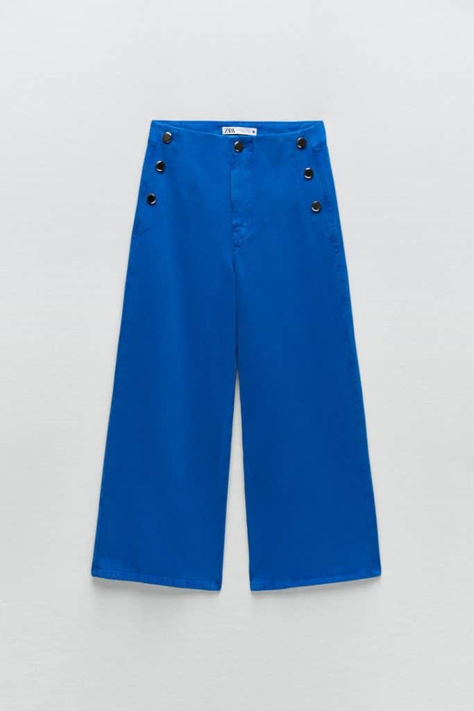 Un jean Zara bleu pour être au top de la mode cette saison