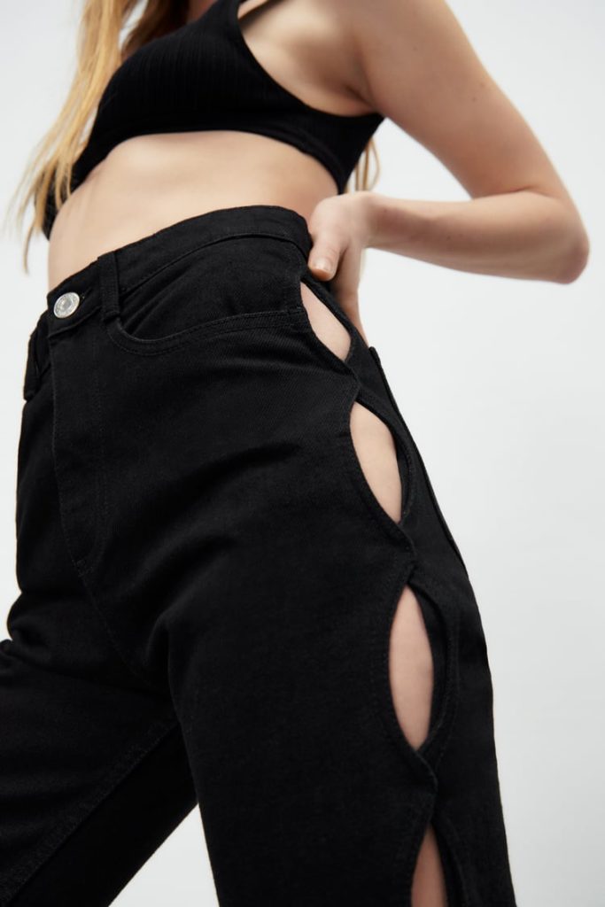 Un jean Zara cut out pour adopter la tendance mode 2022