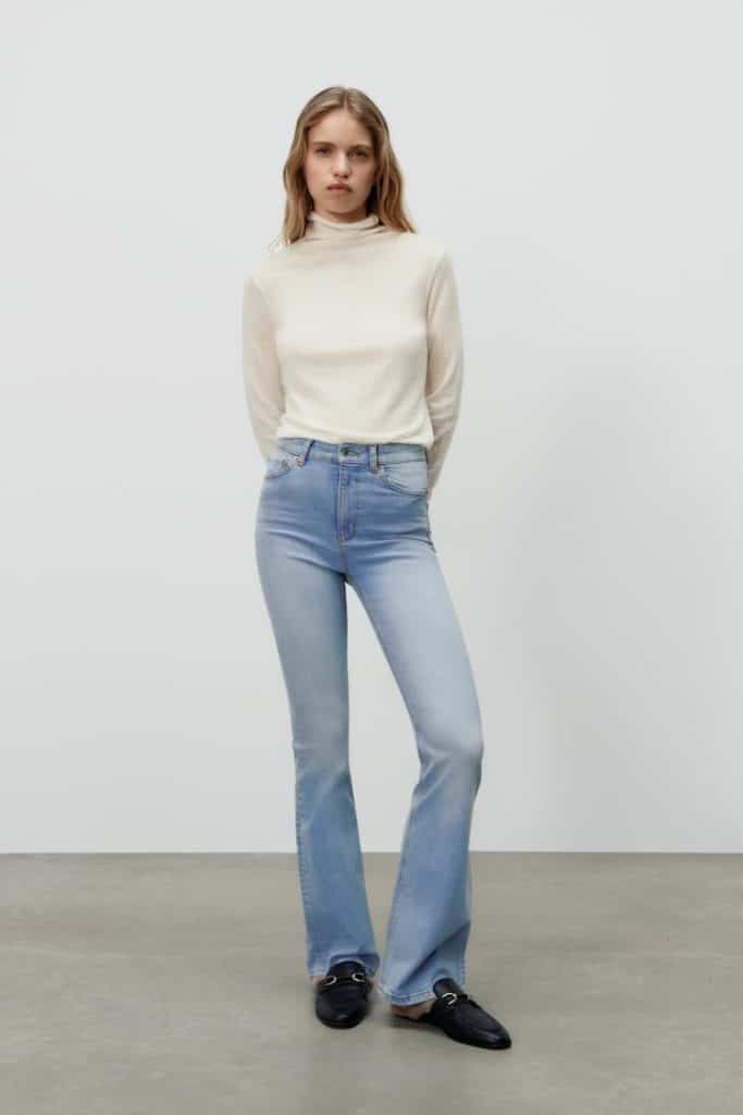 I jeans a zampa tra i capi fashion essenziali 