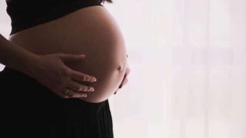 Vapoter pendant sa grossesse, les risques sur sa santé