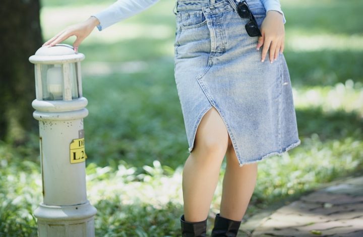 Jupe en jean : 3 idées de look qui vous sublimeront durant le printemps et l’été !