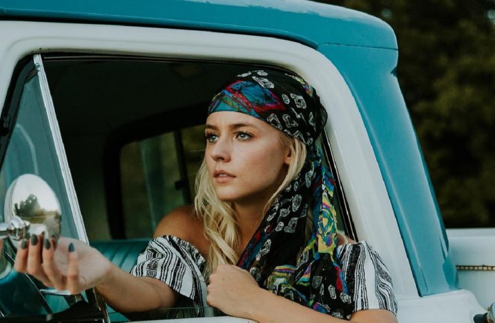 Mode été 2022 : Voici comment porter le foulard selon les experts !
