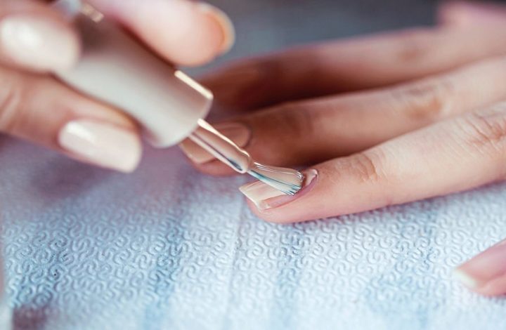 Vernis à ongle : réussir sa pose soi-même et les couleurs tendances pour 2022