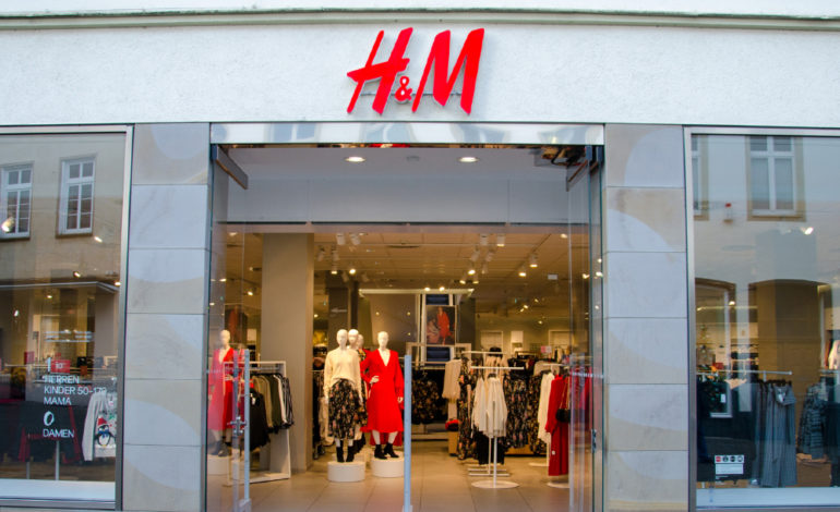 H&M : Ces tenues de la marque très canon qui sont parfaites à porter lors d’un mariage cet été 2022 !