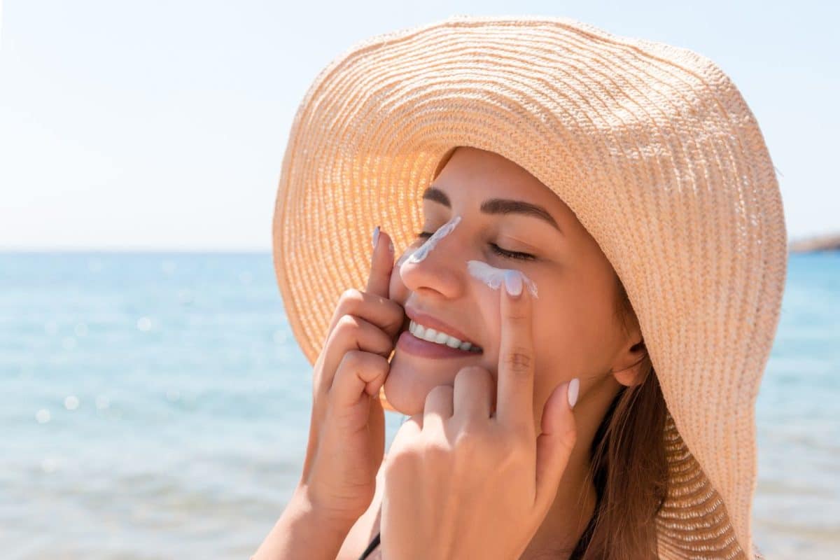Soin de la peau : Découvrez la méthode infaillible pour savoir quand vous devez remettre de la crème solaire !