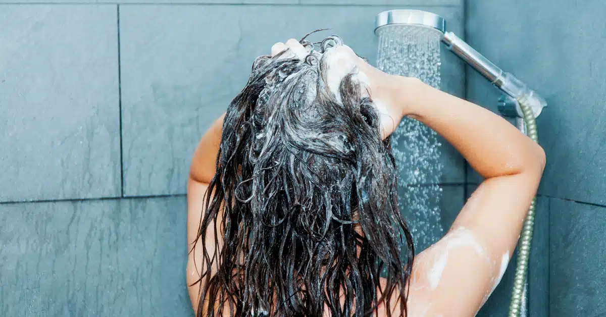 Cheveux mouillés : Ces 3 erreurs que toutes les femmes font avec leurs cheveux en sortant de la douche !