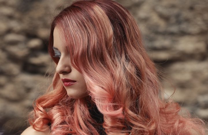Tendance coloration : Voici comment cacher les cheveux blancs et rajeunir votre look !