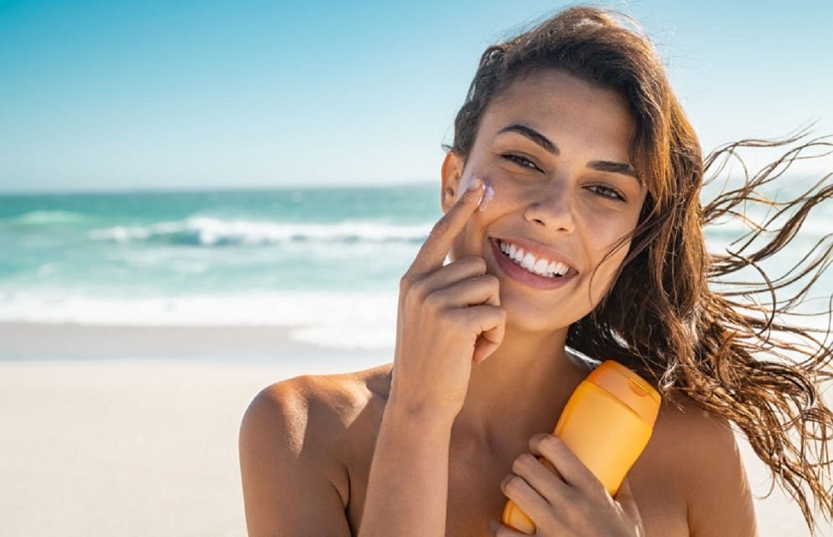 Soin de la peau : Voici la bonne quantité de crème à utiliser pour protéger la peau en été !