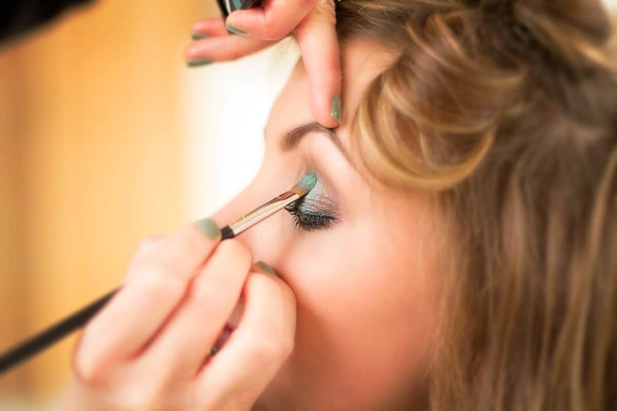 Maquillage : Les yeux charbonneux font leur grand retour parmi les grandes tendances de cet été 2022 !