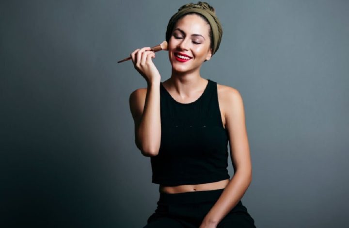 Maquillage 2022 : Voici pourquoi il faut tester le blush noir à tout prix !