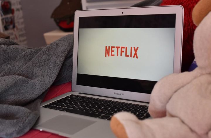 Regarder un film ou un dessin animé en famille est toujours un plaisir dans un foyer climatisé.