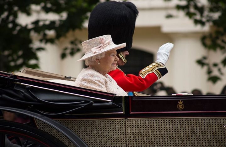 Elisabeth II : La reine d’Angleterre se pavane de nouveau en public avec sa canne !
