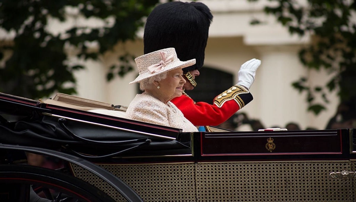 Elisabeth II : La reine d’Angleterre se pavane de nouveau en public avec sa canne !