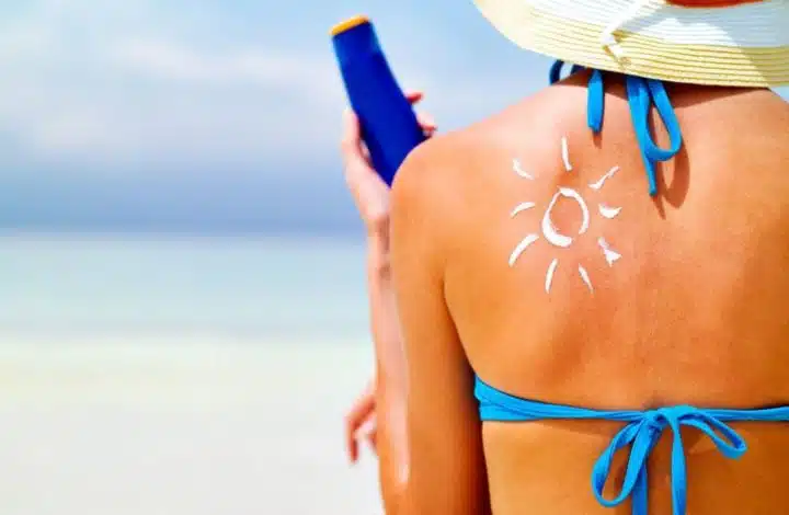 Été 2022 : Attention à ces 3 endroits du corps où toutes les femmes oublient de mettre de la crème solaire !